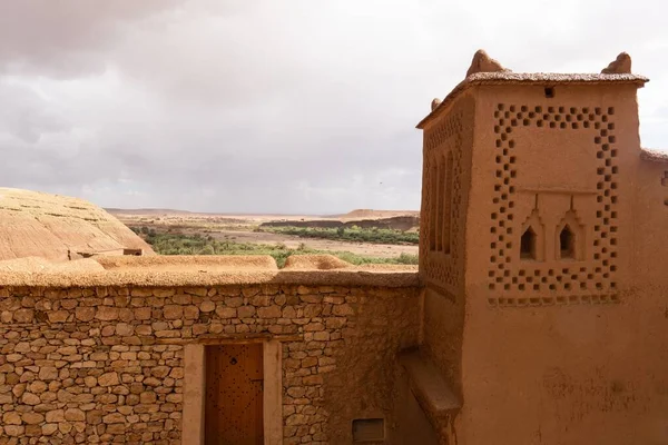 Fas Ouarzazate Şehrinde Arka Planda Gri Gökyüzünün Altında Ufuklar Tepeler — Stok fotoğraf