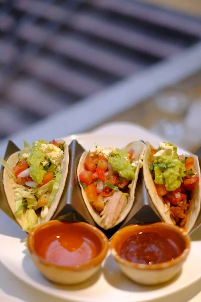 Mexikói Taco Szósszal Tálalva — Stock Fotó