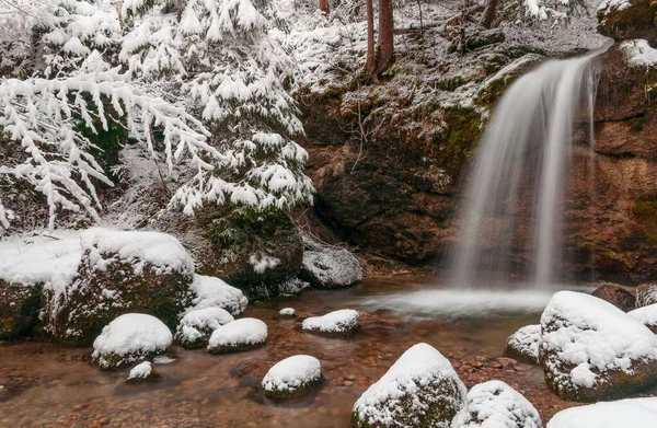 Uma Pequena Cachoeira Com Pedras Cobertas Neve Floresta — Fotografia de Stock