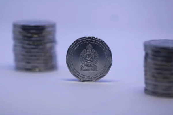 11枚の硬貨を背景にしたスリランカ側の硬貨の正面図 — ストック写真