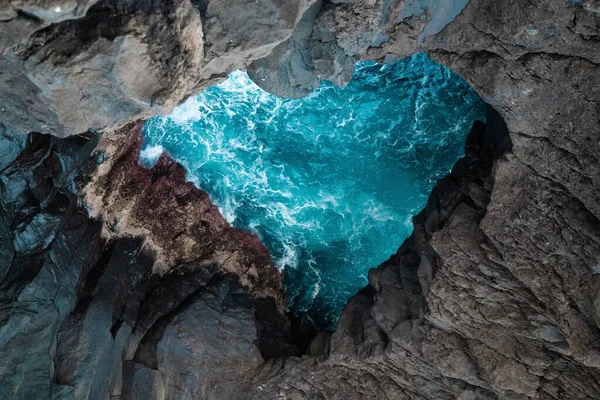 Deniz Dalgalarına Karşı Kalp Şeklinde Bir Mağaranın Havadan Görünüşü — Stok fotoğraf