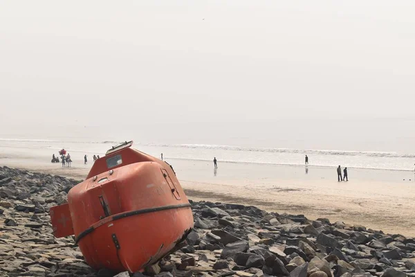 Eine Nahaufnahme Einer Marine Rettungskapsel Auf Steinen Mit Menschen Strand — Stockfoto