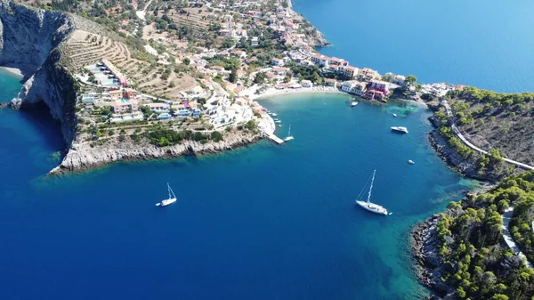 夏季希腊爱奥尼亚群岛沿海城镇的空中景观 — 图库照片