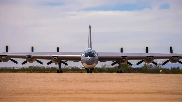 Ένα Μπροστινό Πλάνο Ενός Αεροπλάνου Στο Έδαφος Έτοιμο Απογειωθεί — Φωτογραφία Αρχείου