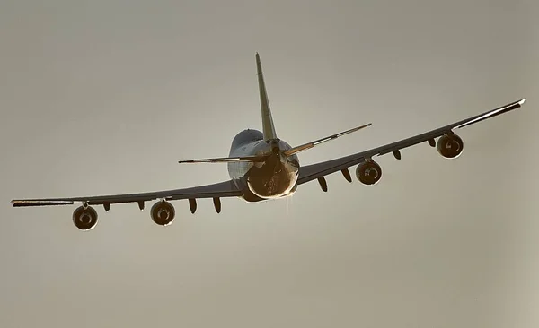 Ein Großes Passagierflugzeug Fliegt Mit Heruntergelassenem Fahrwerk Durch Einen Grauen — Stockfoto
