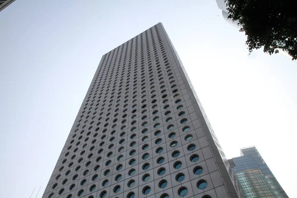 Nízký Úhel Záběru Budovy Domu Jardine Proti Zatažené Obloze Hong — Stock fotografie