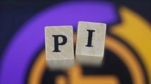 世界Piは Piコインのロゴの背景に木製のキューブで作られています — ストック写真