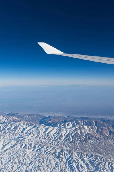 눈덮인 위에서 비행기를 수직으로 — 스톡 사진