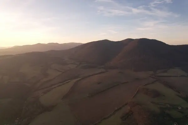 Вид Беспилотника Зеленые Холмы Красивым Небом Заката — стоковое фото