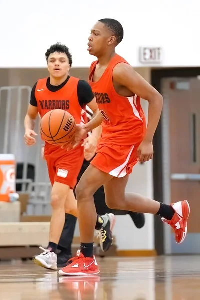 Ein Junger Schwarzer Basketballspieler Orangefarbenen Trikot Dribbelt Den Ball — Stockfoto