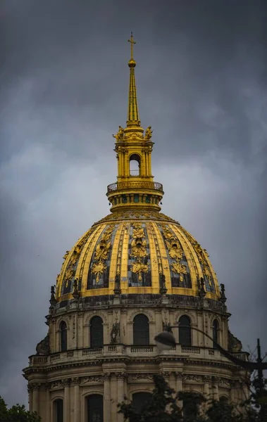 Вертикальный Снимок Гробницы Наполеона Бонапарта Облачным Небом Дождливый День Париже — стоковое фото