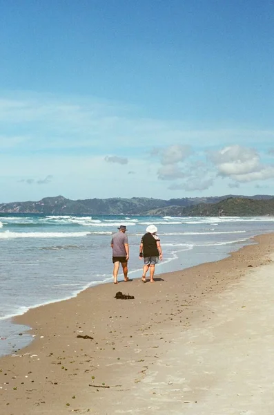 Una Vertical Una Pareja Ancianos Caminando Por Playa Nueva Zelanda —  Fotos de Stock