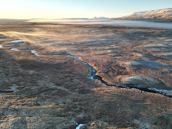 Εναέρια Θέα Ενός Ποταμού Στο Ομιχλώδες Ηλιοβασίλεμα Ισλανδία — Φωτογραφία Αρχείου