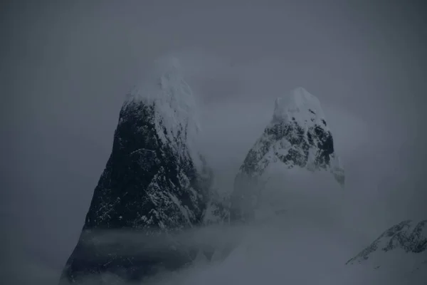 在南极洲 一个美丽的悬崖峭壁被雪覆盖 — 图库照片