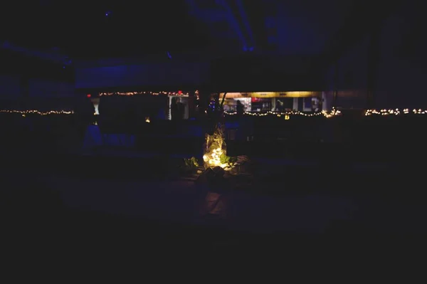 Eine Dunkle Leere Location Mit Geschmückten Tischen Und Lichtern — Stockfoto