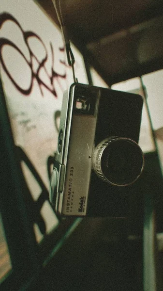 Eine Vertikale Aufnahme Einer Kodak Instamatic 233 Filmkamera — Stockfoto