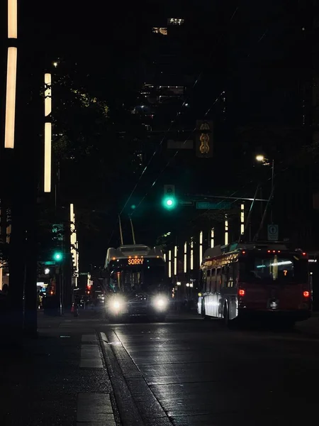 温哥华公共巴士的垂直方向和夜间在加拿大街头的交通 — 图库照片