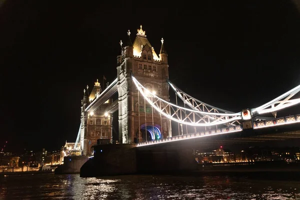 イギリスのタワーブリッジは夜に川を渡って — ストック写真