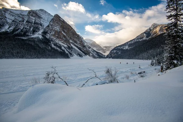 Μια Ανατριχιαστική Θέα Ενός Χιονισμένου Αγρού Πάνω Ορεινό Τοπίο — Φωτογραφία Αρχείου