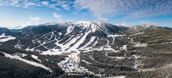 Widok Krajobrazu Snowy Apex Góry Pod Błękitnym Zachmurzonym Niebem Sunlight — Zdjęcie stockowe