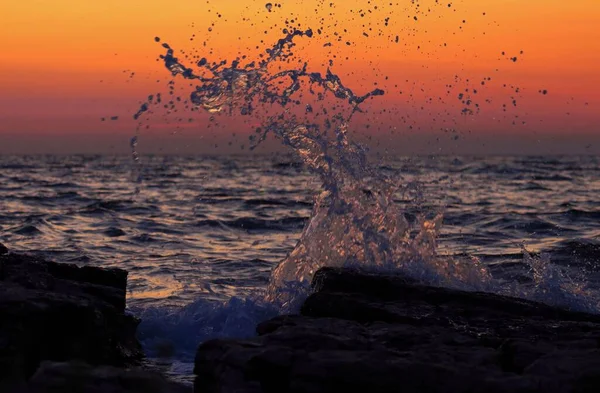 Naturskön Bild Stänk Havsvatten Nära Den Steniga Kusten Vid Solnedgången — Stockfoto