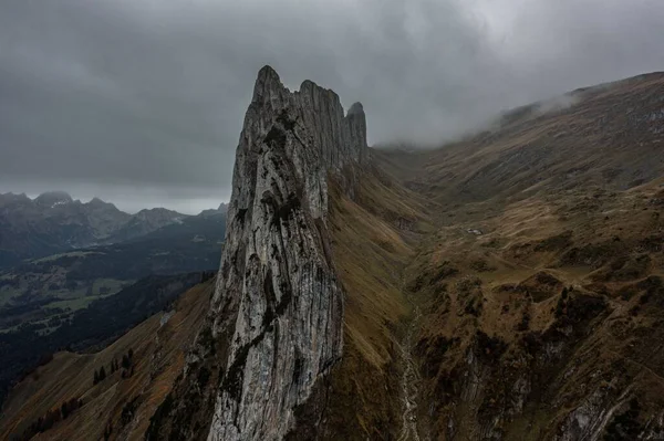 雲に覆われた神秘的な岩のアルプシュタイン峰の空の景色 — ストック写真