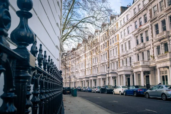 Una Hermosa Calle Con Edificios Blancos Coches Kensington Londres — Foto de Stock