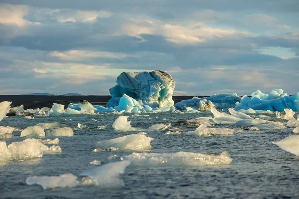 Пейзаж Айсбергов Плавающих Воде Солнечный День Гренландии — стоковое фото