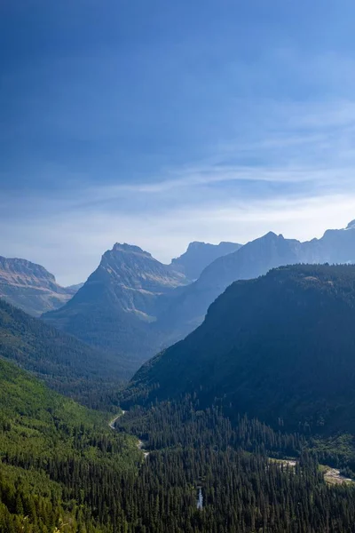 Tiro Vertical Florestas Montanha Durante Dia Parque Nacional Glacier Montana — Fotografia de Stock