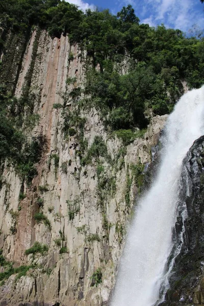 Вертикальний Постріл Водоспаду Тече Грубих Скель — стокове фото