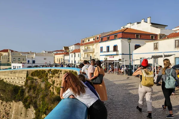 Diverse Toeristen Straten Van Het Dorp Ericeira Portugal — Stockfoto