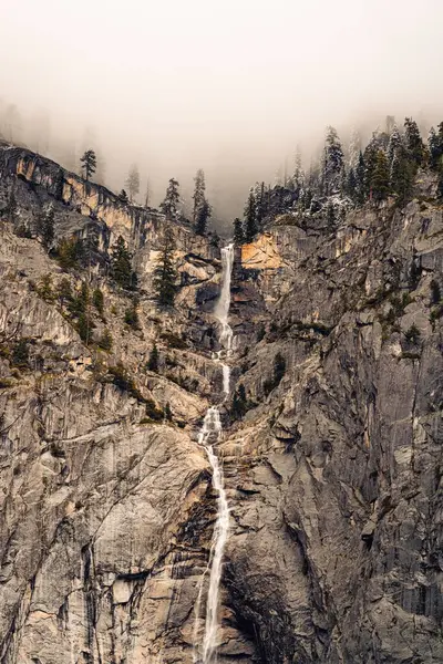 Yosemite Dağlarındaki Güzel Şelalenin Dikey Görüntüsü — Stok fotoğraf