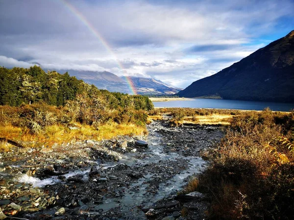 Regnbåge Ovanför Sjö Nya Zeeland Omgiven Berg Och Moln — Stockfoto