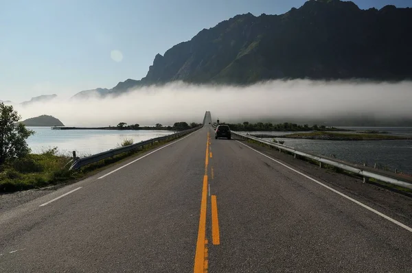 Uma Estrada Asfalto Sobre Rio Lofoten Noruega — Fotografia de Stock