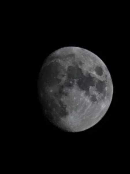 Ένα Φωτεινό Φεγγάρι Στο Σκοτεινό Νυχτερινό Ουρανό — Φωτογραφία Αρχείου
