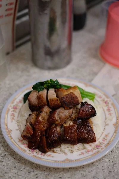 Жареное Мясо Тарелке — стоковое фото