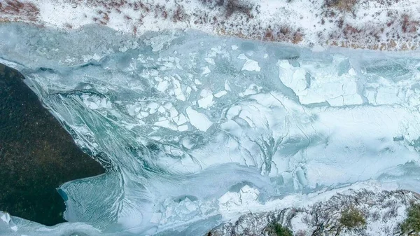 米国モンタナ州の凍ったブラックフット川の空中ビュー — ストック写真