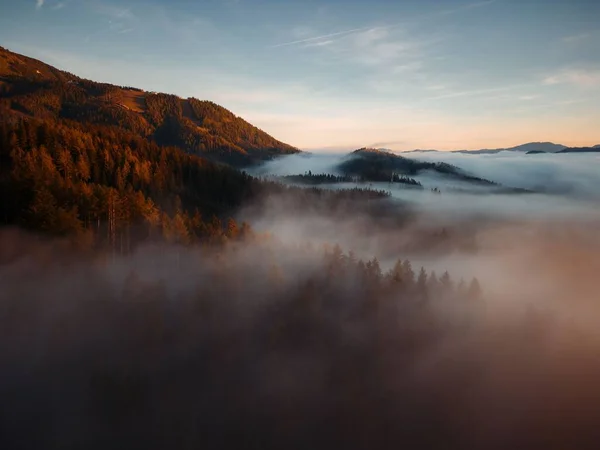 Uma Vista Aérea Panorâmica Florestas Montanhas Dia Nebuloso Cidade Mariazell — Fotografia de Stock