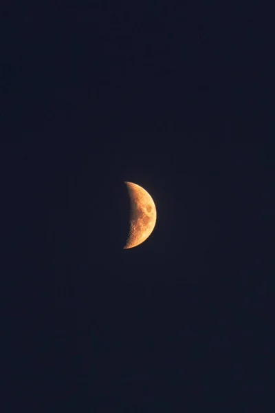 Une Verticale Demi Lune Brillante Dans Ciel Nocturne Sombre Pour — Photo