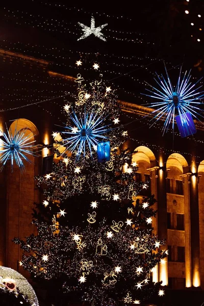 stock image A vertical shot of a decorated Christmas tree