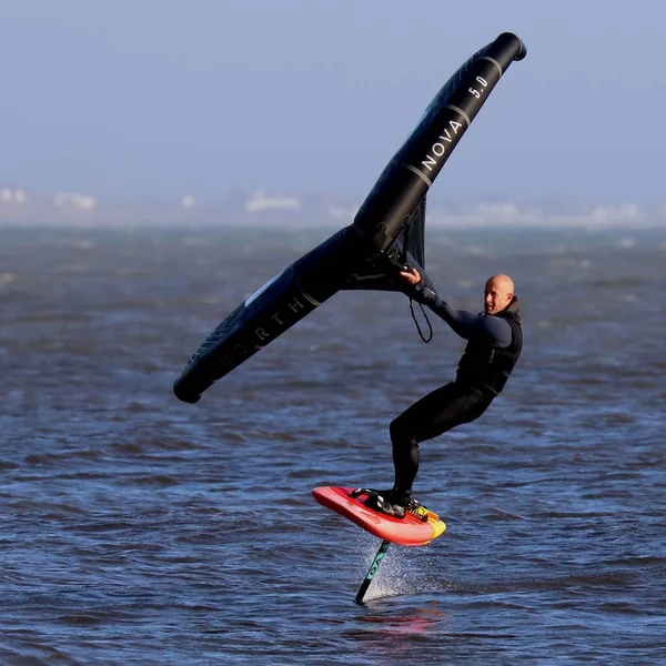 Osoba Windsurfing Poblíž Avon Beach Mudeford Dorset Anglie — Stock fotografie
