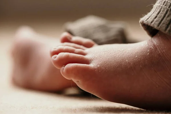 A closeup shot of the bare toes of the newborn baby