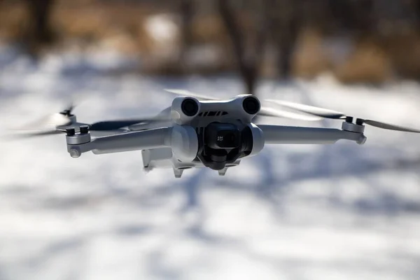 Eine Luftaufnahme Einer Drohne Die Einem Sonnigen Verschneiten Tag Fliegt — Stockfoto