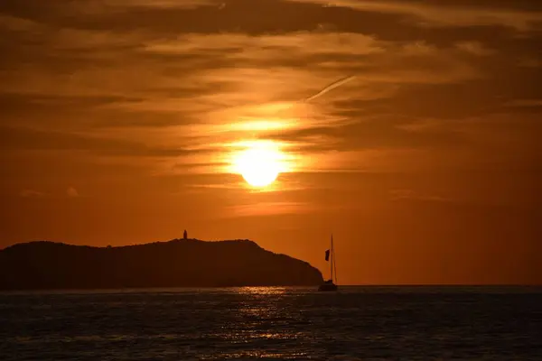 Ein Malerischer Blick Auf Meereswellen Die Den Wunderschönen Sonnenuntergang Widerspiegeln — Stockfoto