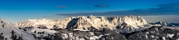 Panoramatický Záběr Zasněžených Hor Proti Modré Obloze — Stock fotografie