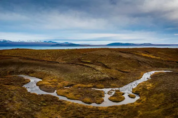 Paisaje Río Que Fluye Prado Rodeado Montañas Día Nublado Islandia — Foto de Stock