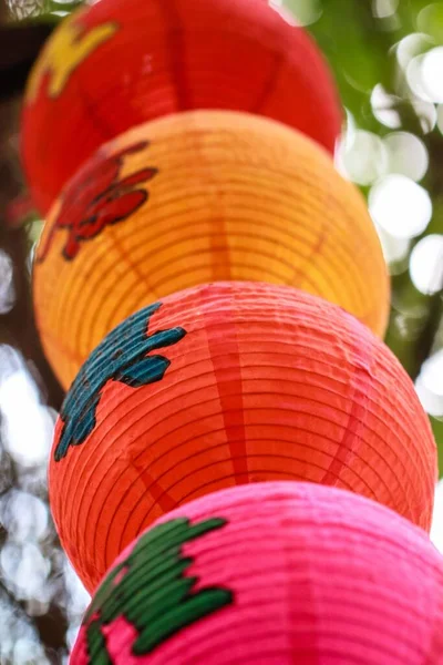 Ángulo Bajo Las Lámparas Chinas Tradicionales Con Caracteres —  Fotos de Stock