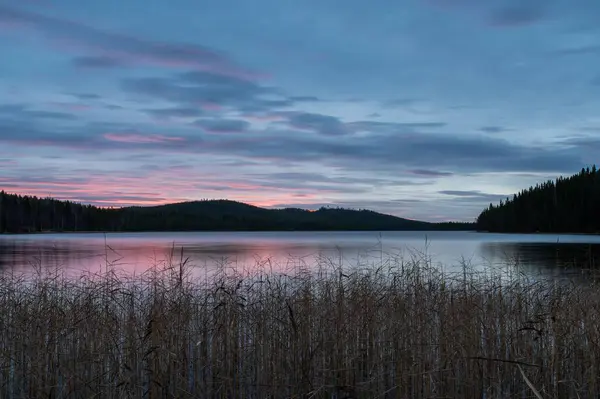 Lago Calmo Circondato Dalla Foresta Dalle Colline Con Tramonto Rosa — Foto Stock