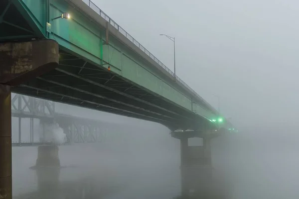 Μια Γέφυρα Που Χάνεται Στην Ομίχλη Πάνω Από Τον Ποταμό — Φωτογραφία Αρχείου