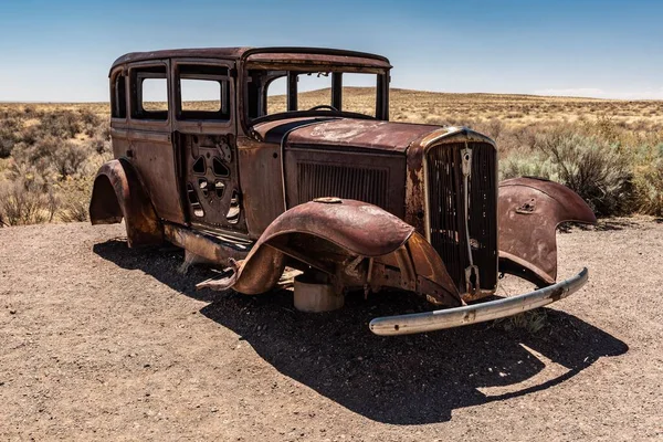一辆老旧的美国老爷车在沙漠中被锈蚀了 — 图库照片